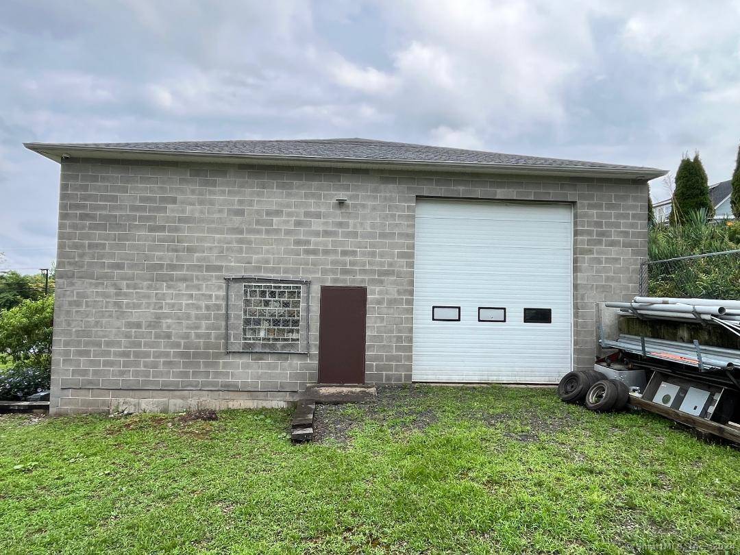 Contractors dream ! ! Great Location only 2 Min.