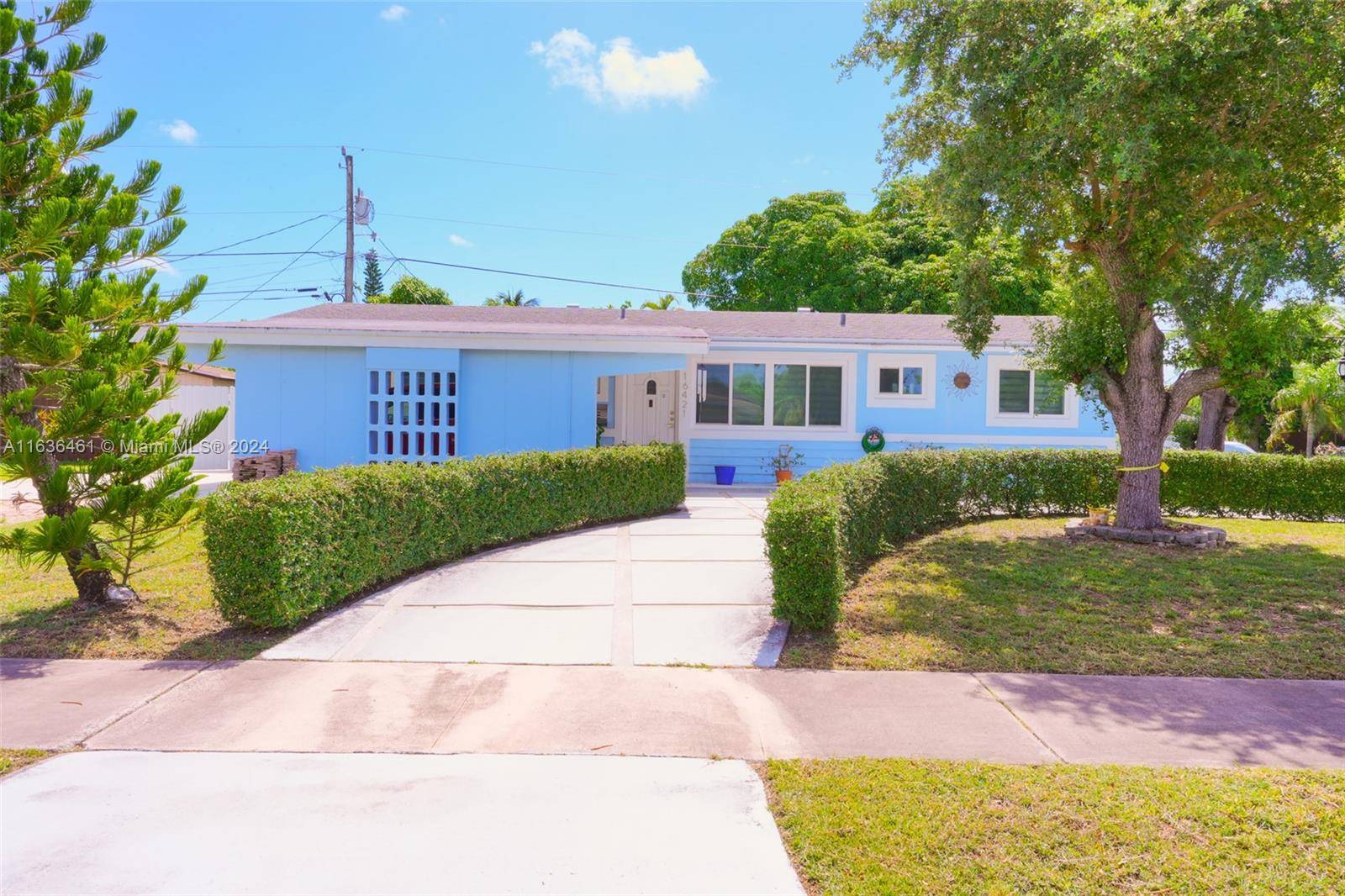Conveniently centrally located in the charming neighborhood of Fairway Park with 1, 684 sq ft total actual area, this 3 bedroom, 2 bathroom home sits on a 9, 000 Sq ...