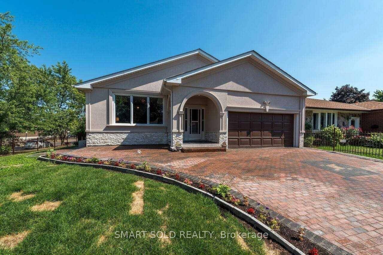 Lease Upper Level 3 Floors, Stunning 4 Bedrooms amp ; 3 Bath Rooms of A Well Maintained Back Split House in the Desirable Erin Mills Neighborhood.