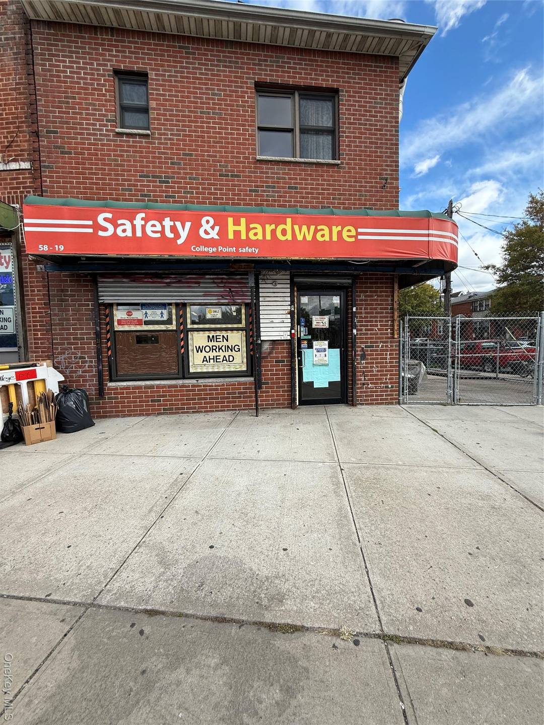 Prime corner retail franchise opportunity !