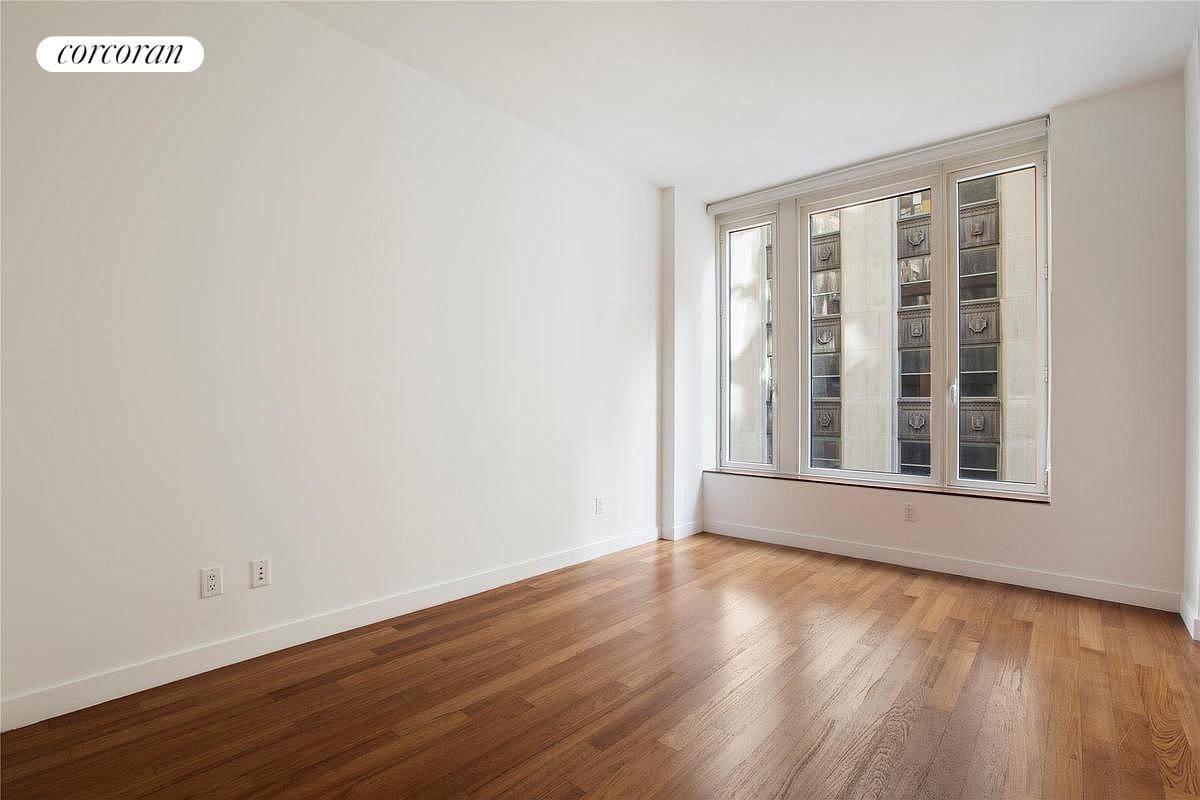 This gorgeous and contemporary 1 bedroom 1 bathroom residence features 800 sq.