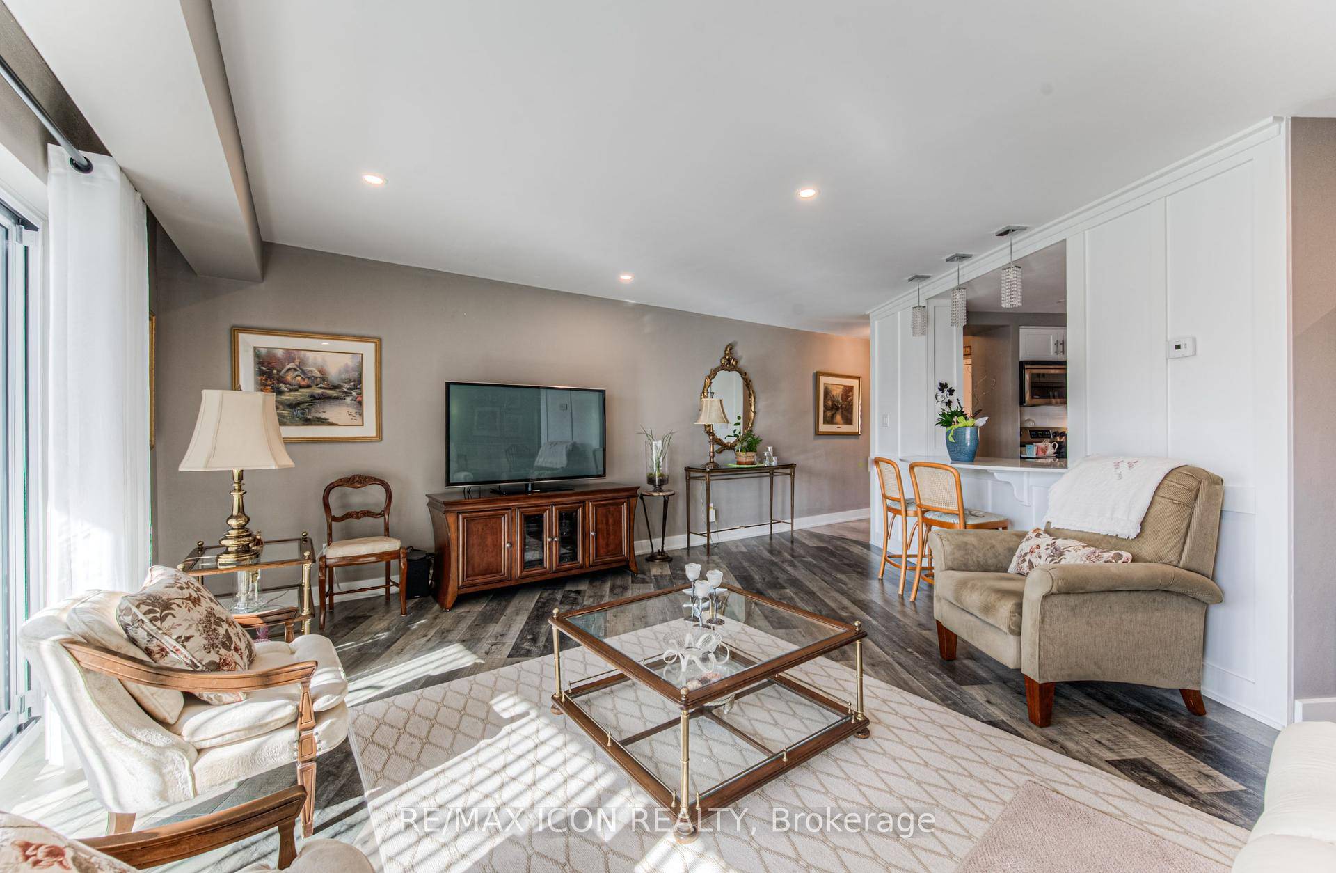 A TRULY BEAUTIFUL CONDO !