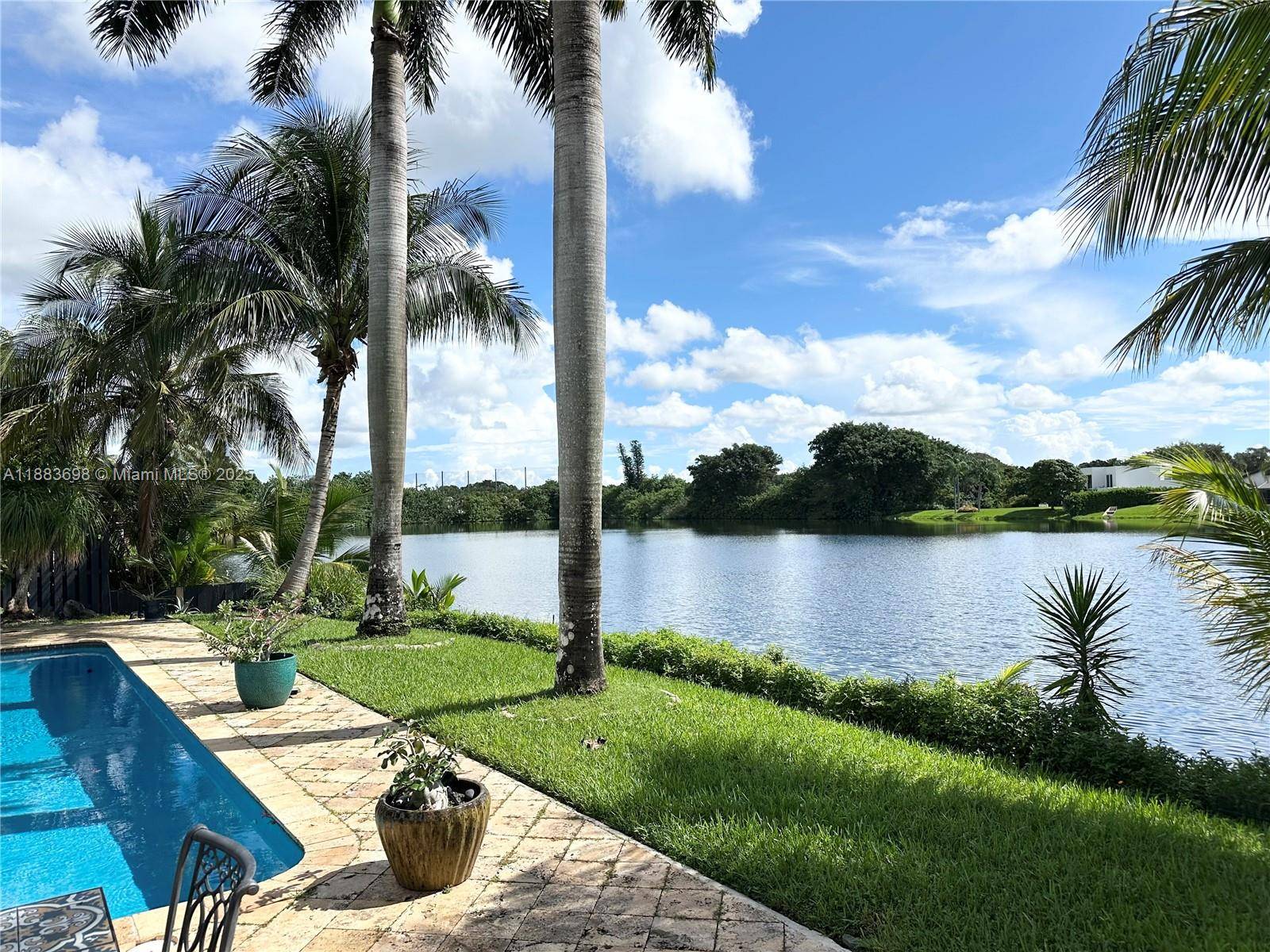 WELCOME TO YOUR TROPICAL OASIS !