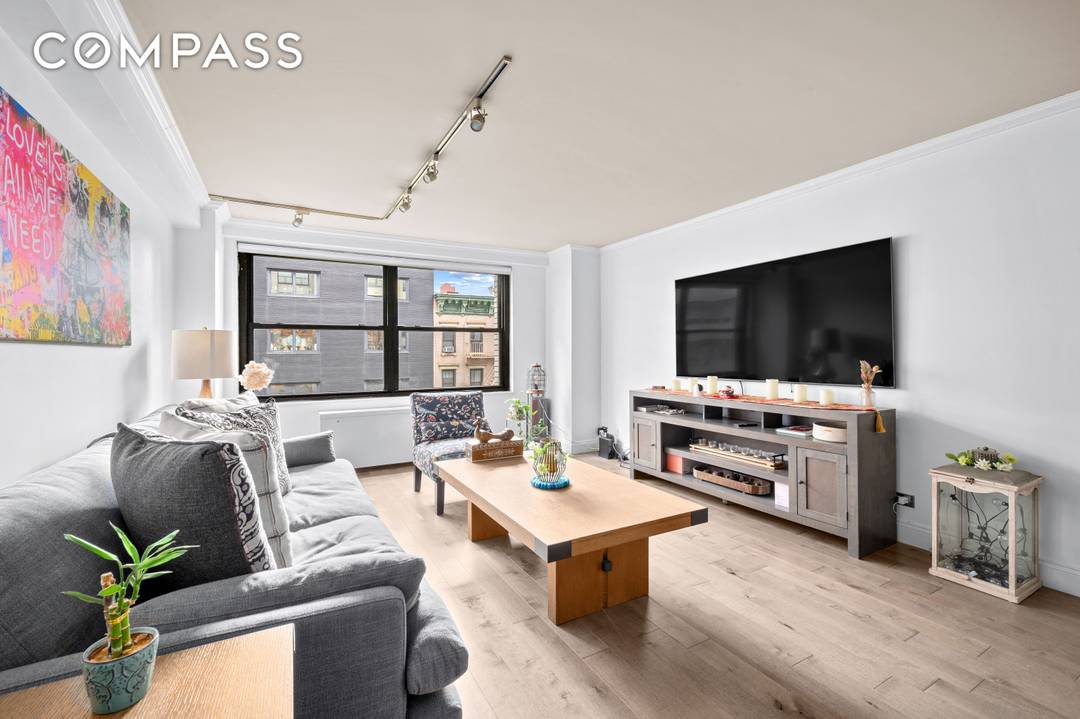 Welcome to 5S at the Harridge House a serene, north facing one bedroom home in move in ready condition, located in the building's coveted 58th Street section.