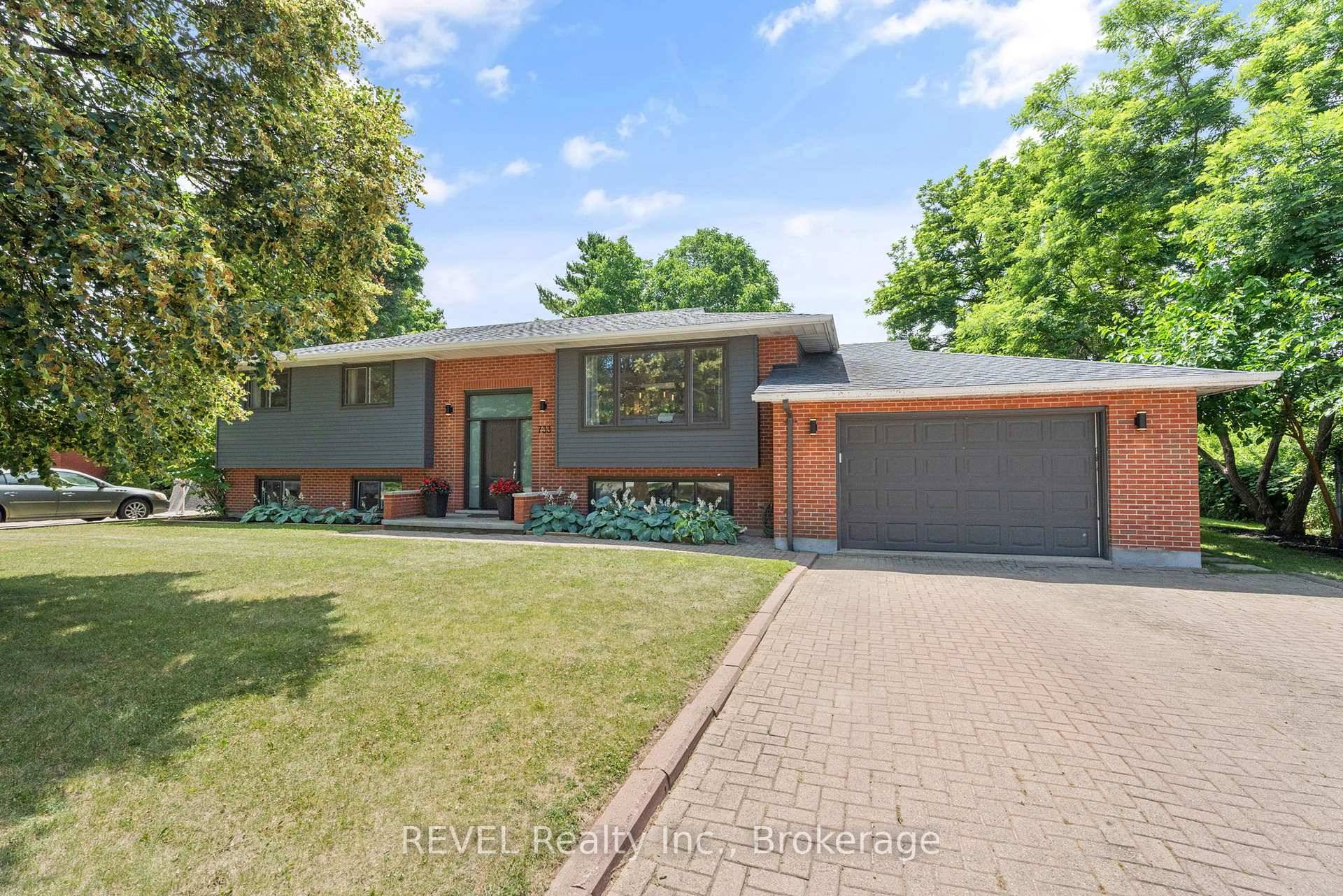 Completely move in ready and perfectly situated in sought after Niagara on the Lake, 733 Line 1 Road offers an incredibly functional layout that suits growing families or busy professionals ...