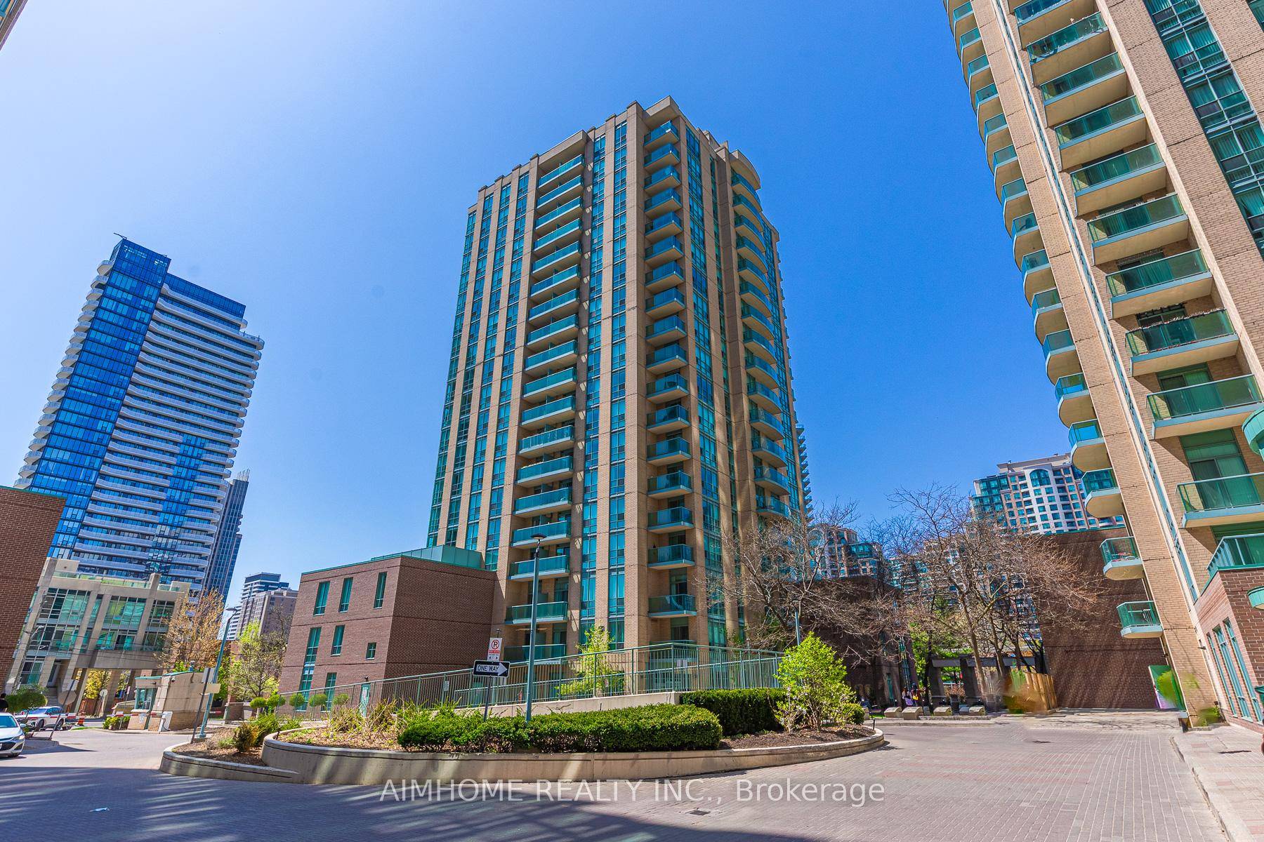 Renovated Spacious 1 Den In Mint Condition Unobstructed View !