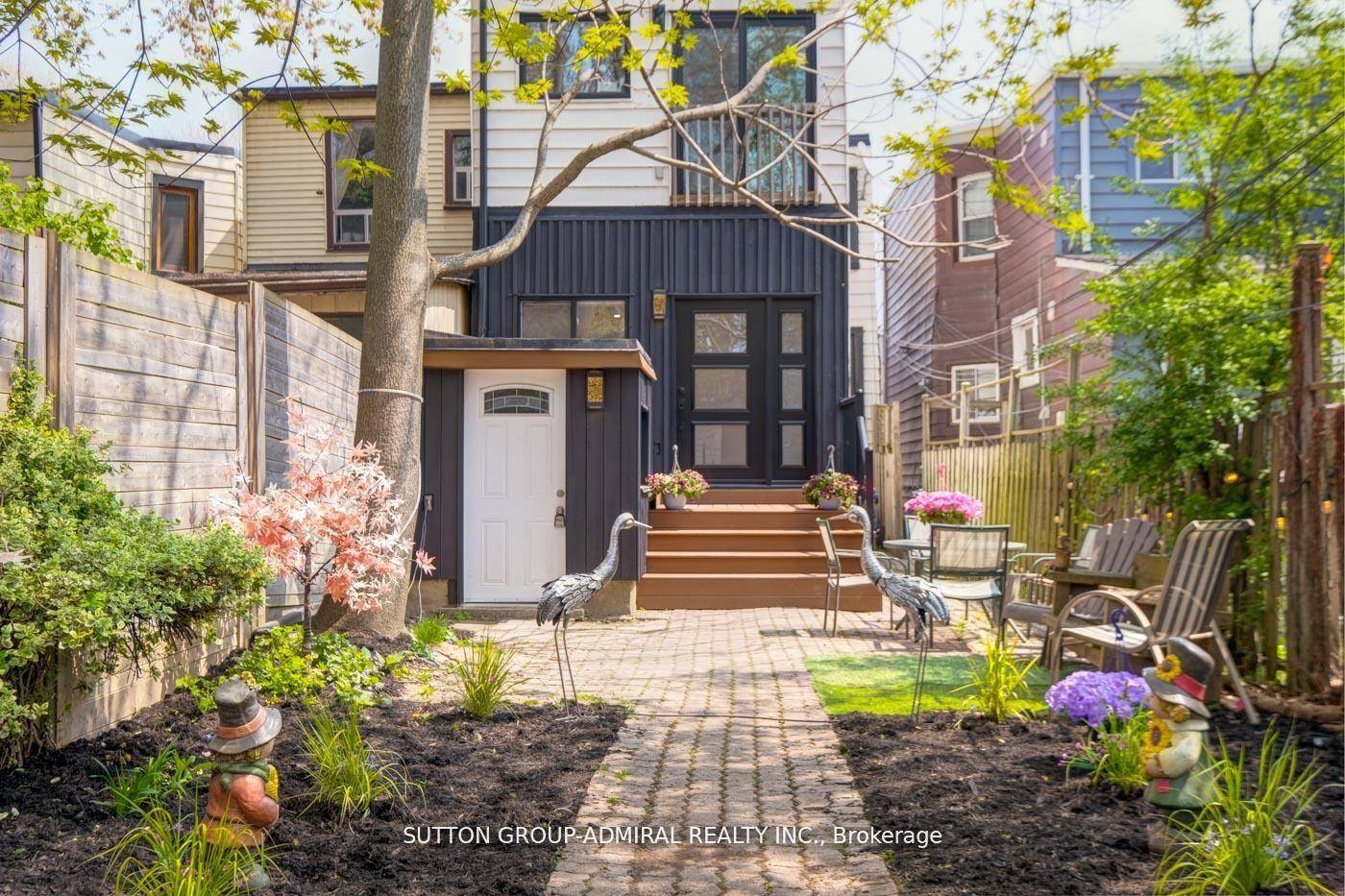 Client RemarksModern Upgraded Very Clean Unit Located In Leslieville And Very Close To Downtown Toronto Within Walking Distance To Transportation, Queen St East, Lakeshore, Many Restaurants, Shops, Bike Pads.