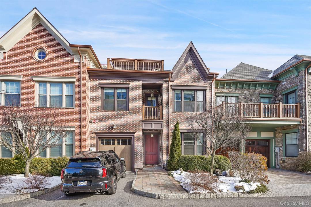 This rare Carriage House rental in the much sought after Hudson Harbor Waterfront community offers 3 bedrooms 3 full baths, plus a third floor loft, showcasing dramatic double height walls ...