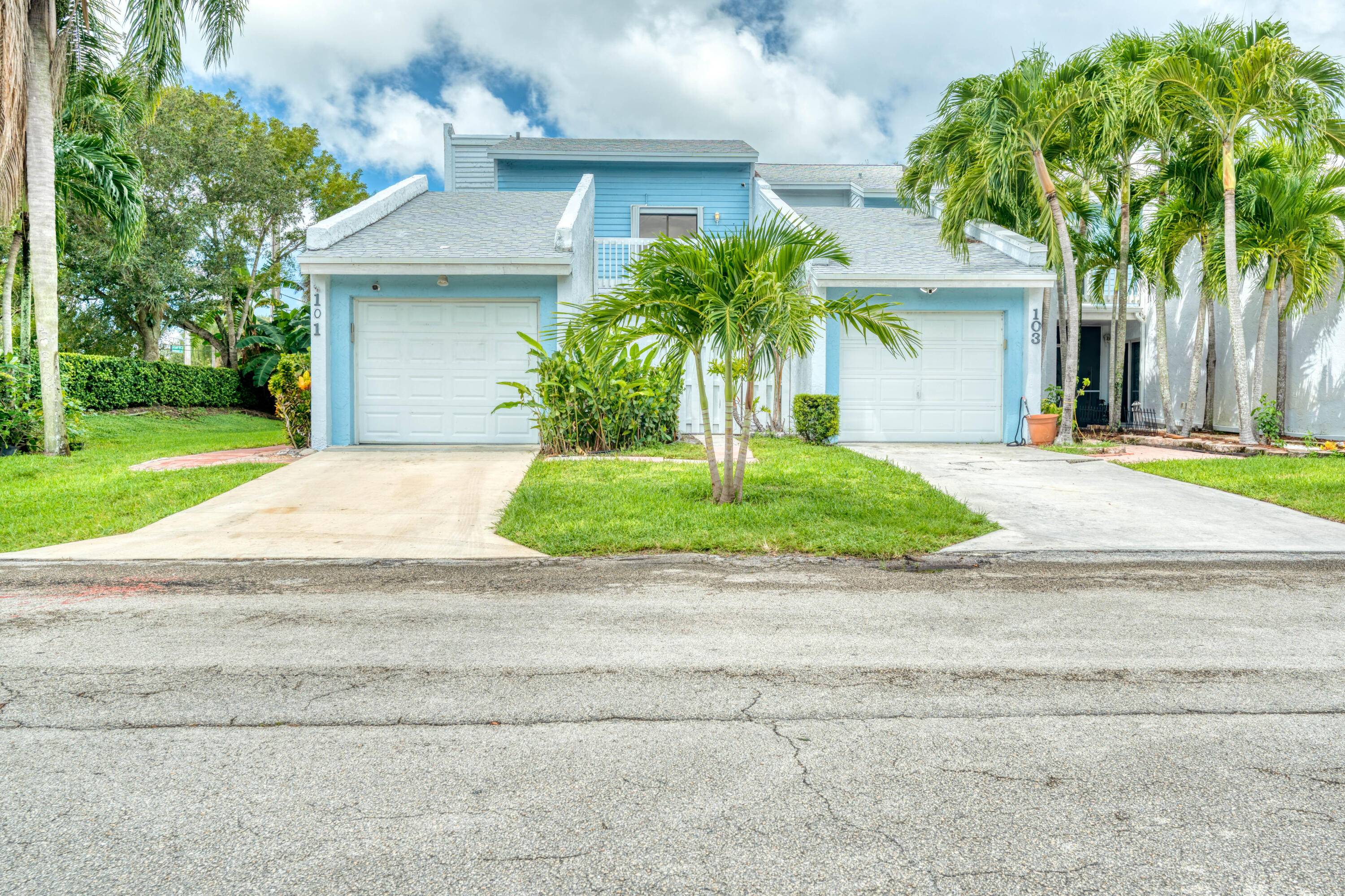 Welcome to this beautiful townhouse in Royal Palm Beach !