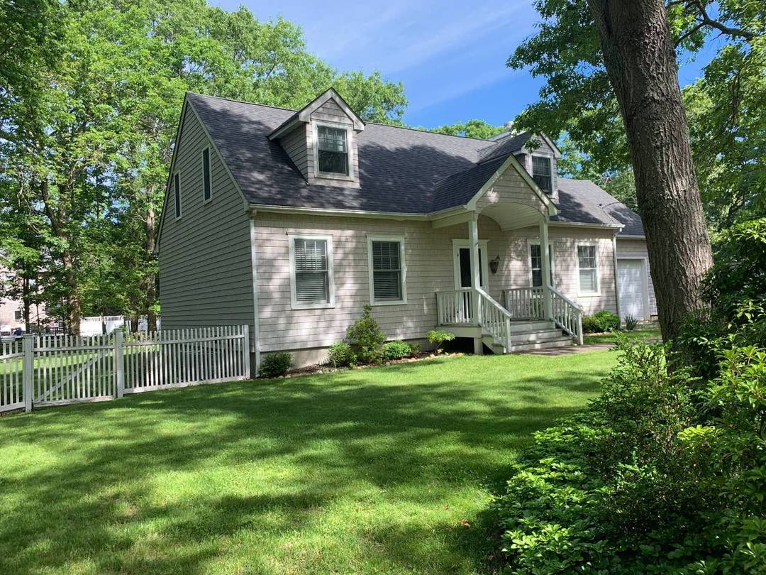 Stunning East Hampton Home!