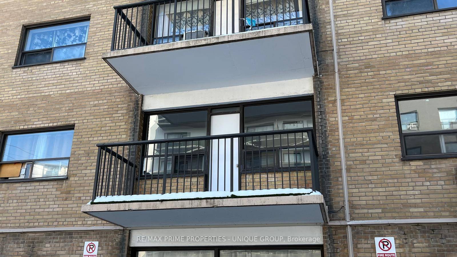 Welcome to this charming 1 bedroom apartment with a big open balcony.