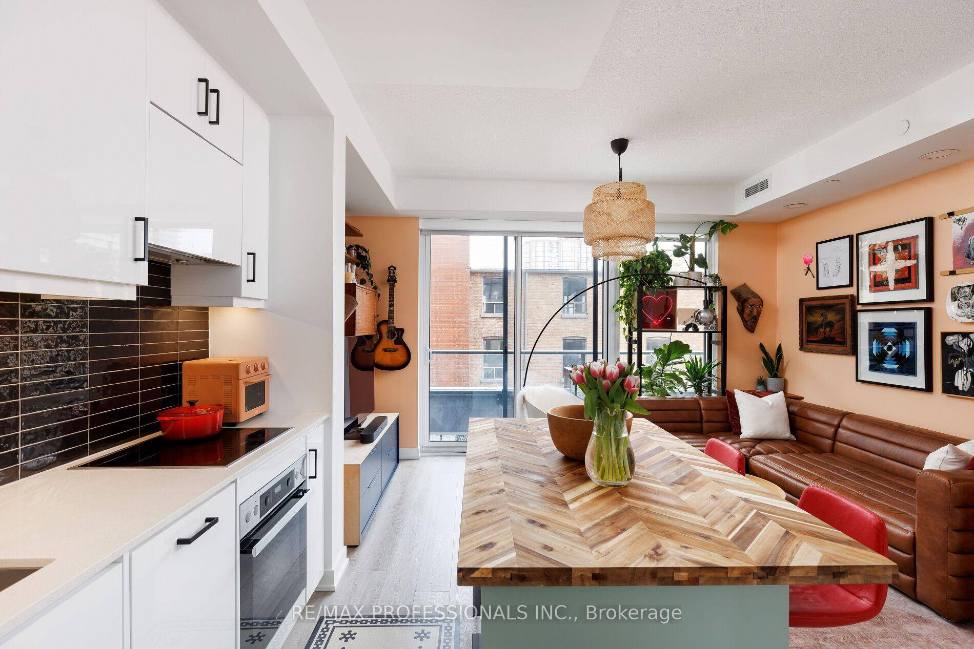 Located in one of the city's most sought after neighbourhoods, this bright and modern 2 bedroom, 1 bathroom suite including parking and a locker in the newly built boutique building ...