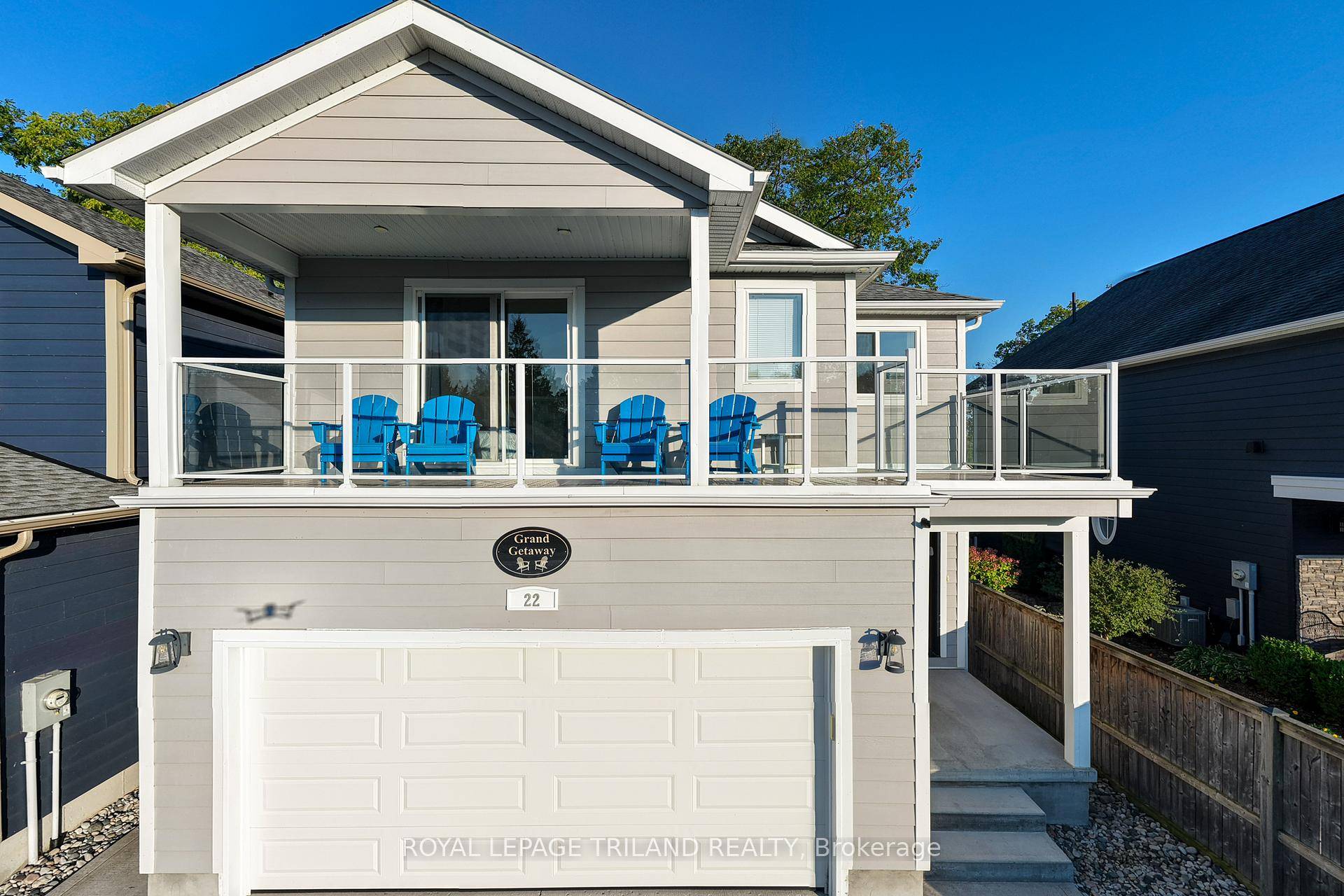 5 BEDROOM 4 BATHROM 2 GARAGE 2018 DAZZLER Steps from Main beach in Grand Bend, here's a newer 5 bed 4 bath home in Grand Bend's sought after Village sector ...