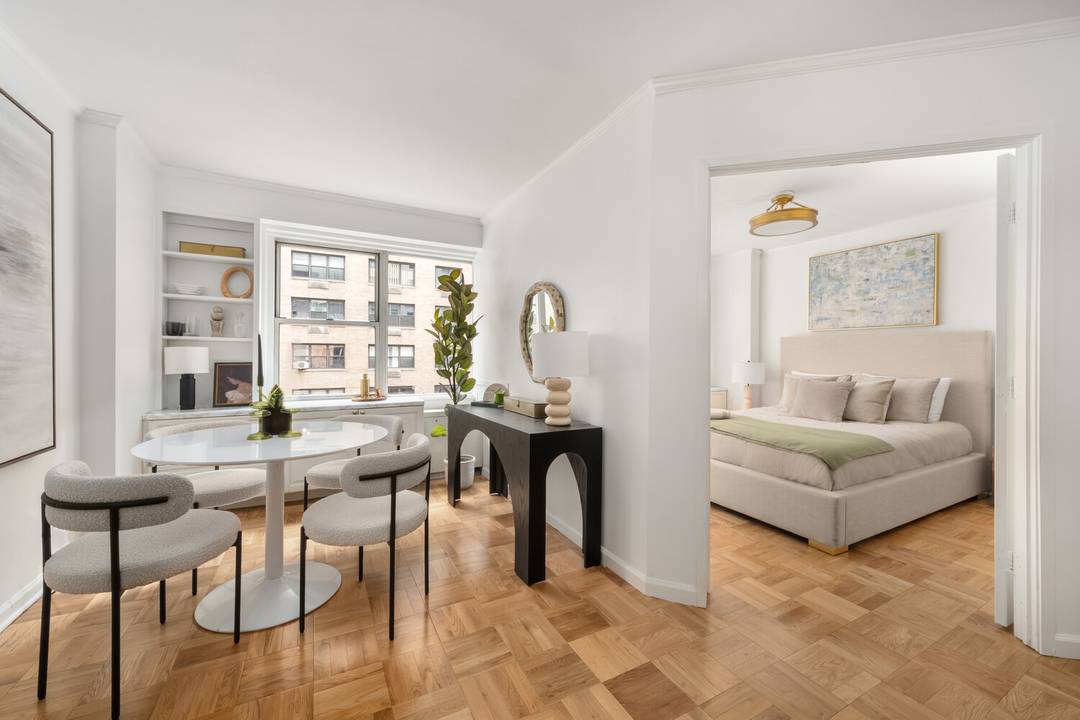 Introducing a Douglas Elliman Exclusive by The Eklund Gomes Team Move right into this generously proportioned one bedroom with brand new hardwood floors throughout, offering comfort, light, and convenience in ...