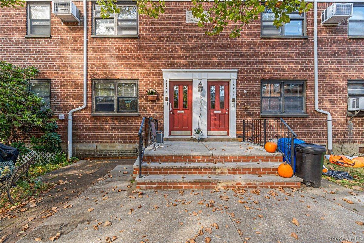 WELCOME TO CLEARVIEW GARDENS, WHERE COMFORT MEETS CONVENIENCE !