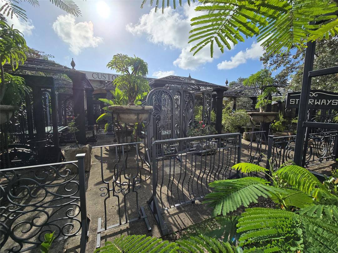 FOR LEASE Awesome opportunity for unique social location !