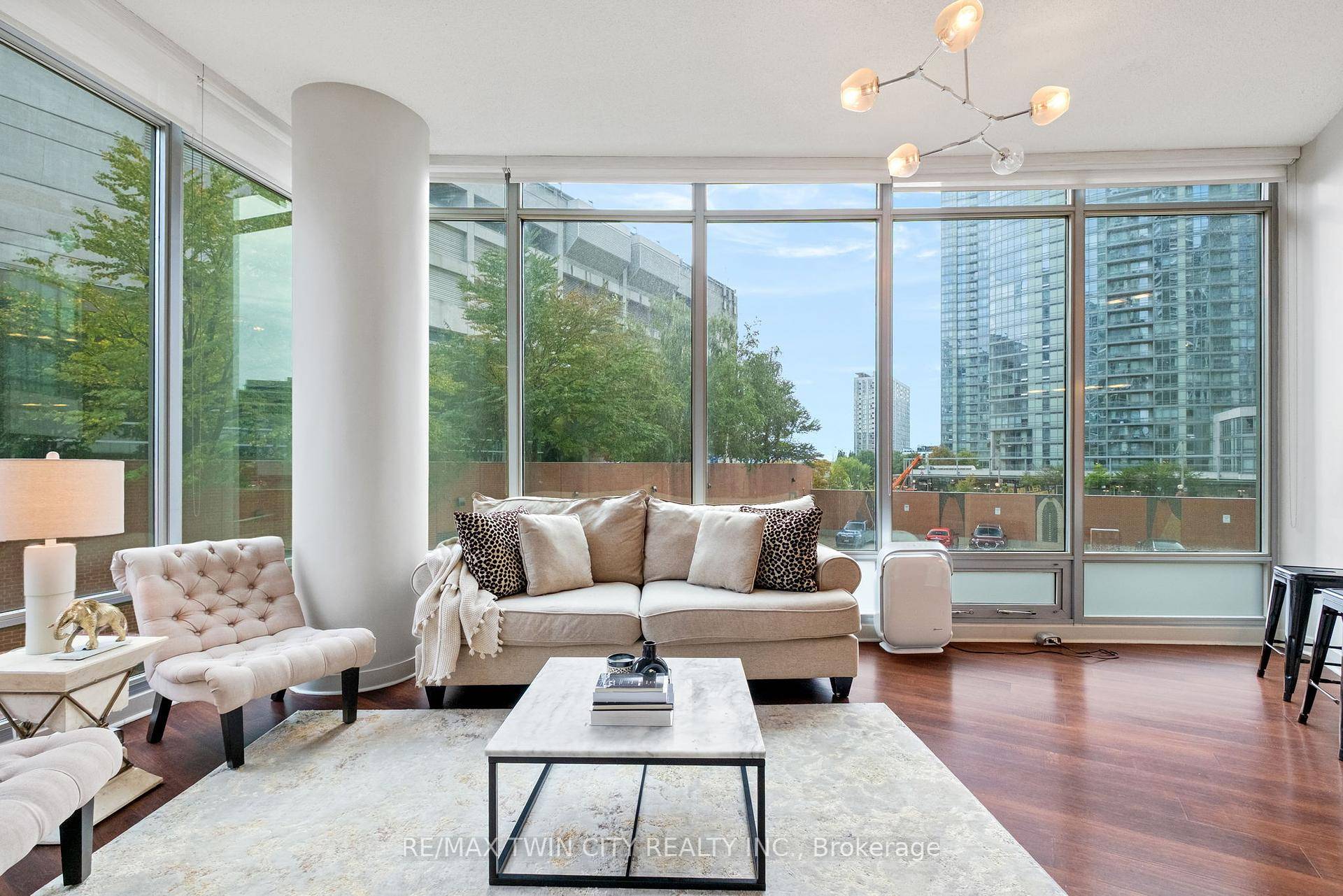 Downtown Living at its finest spacious condo with spectacular CN Tower amp ; city views !