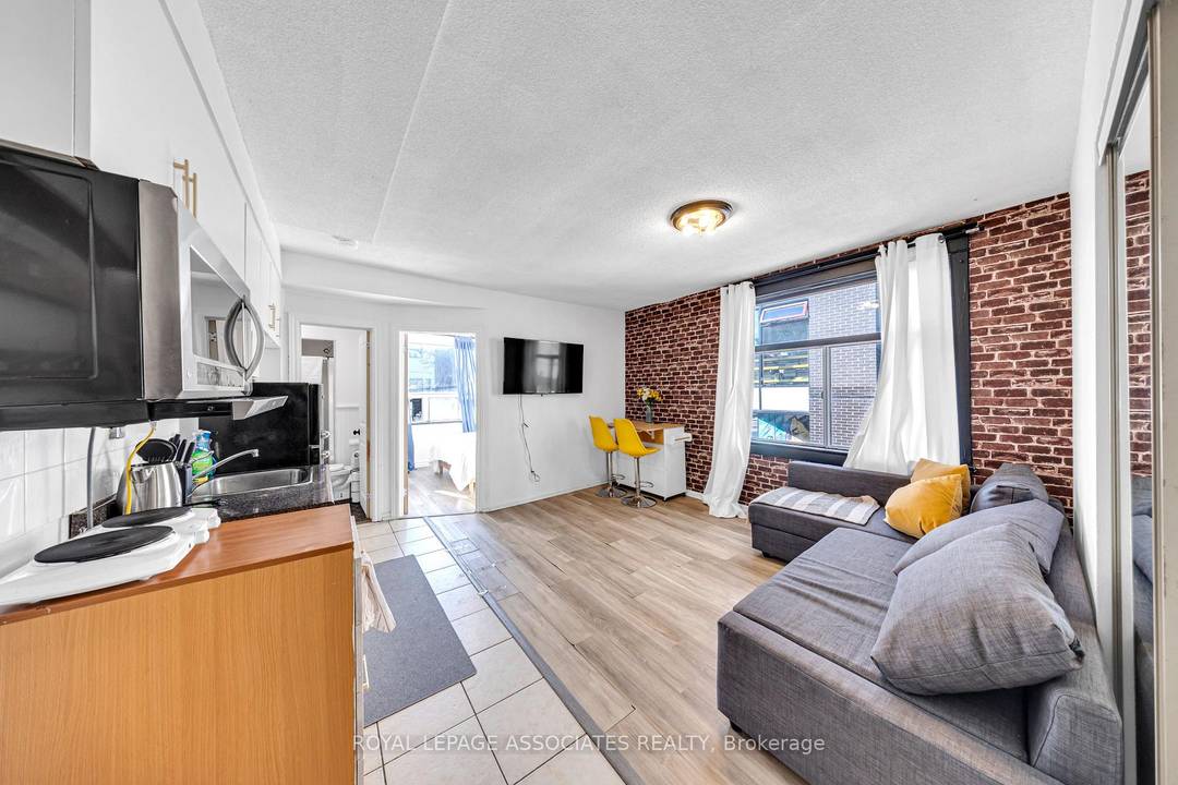 Beautifully furnished 1 bedrrom, 1 bathroom apartment located in the heart of Little Portugal.