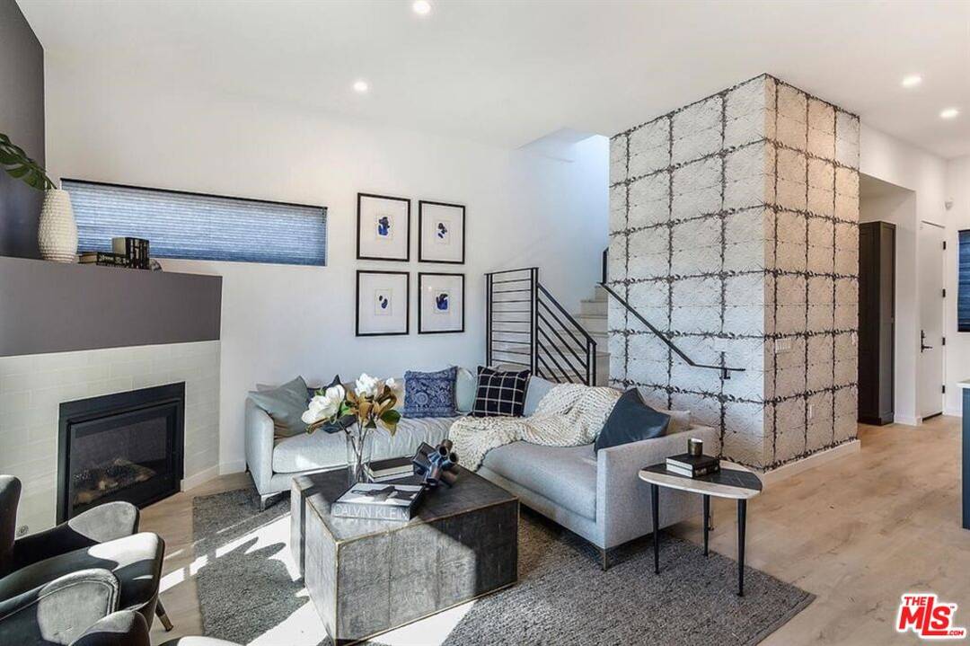 1002 N Hudsoon Ave 3BR Hancock Park La