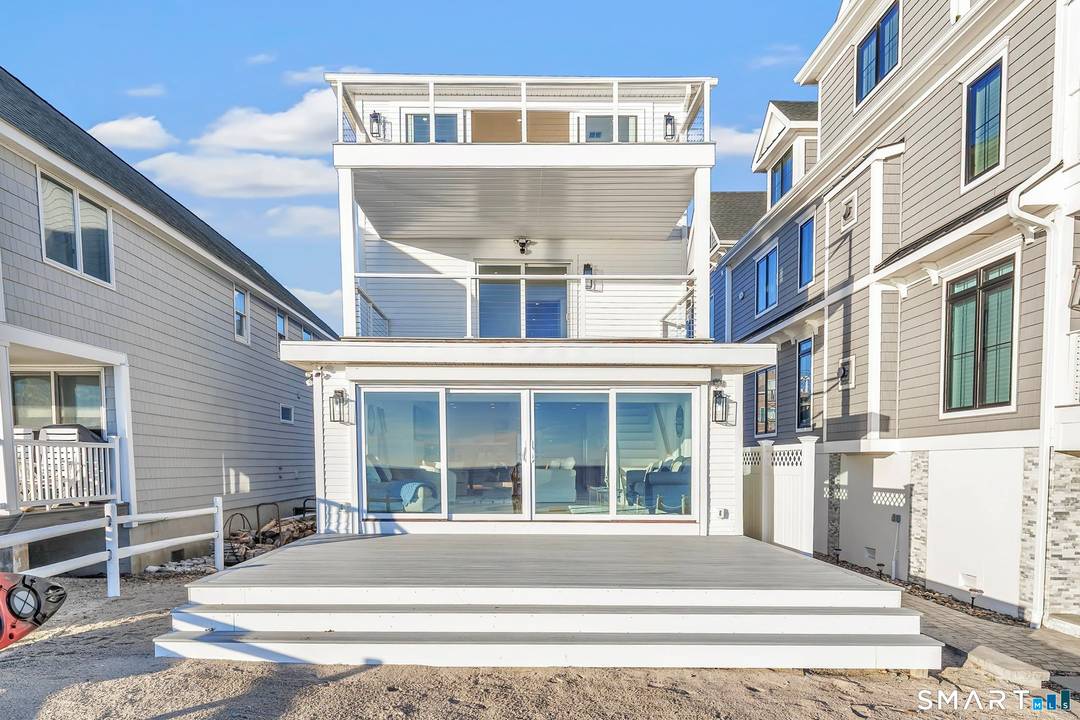 Direct Sandy Beachfront !
