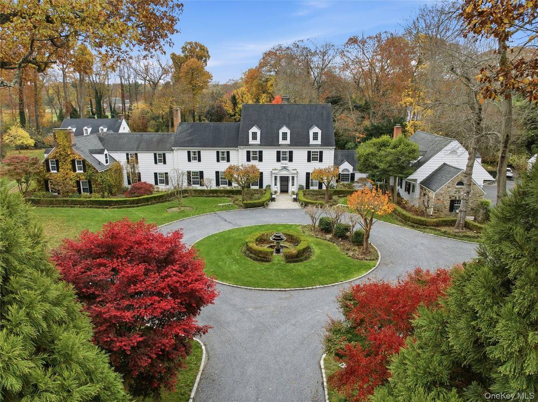 Set on 3. 32 meticulously landscaped acres, this sophisticated and elegant Gold Coast jewel is a true luxury retreat.