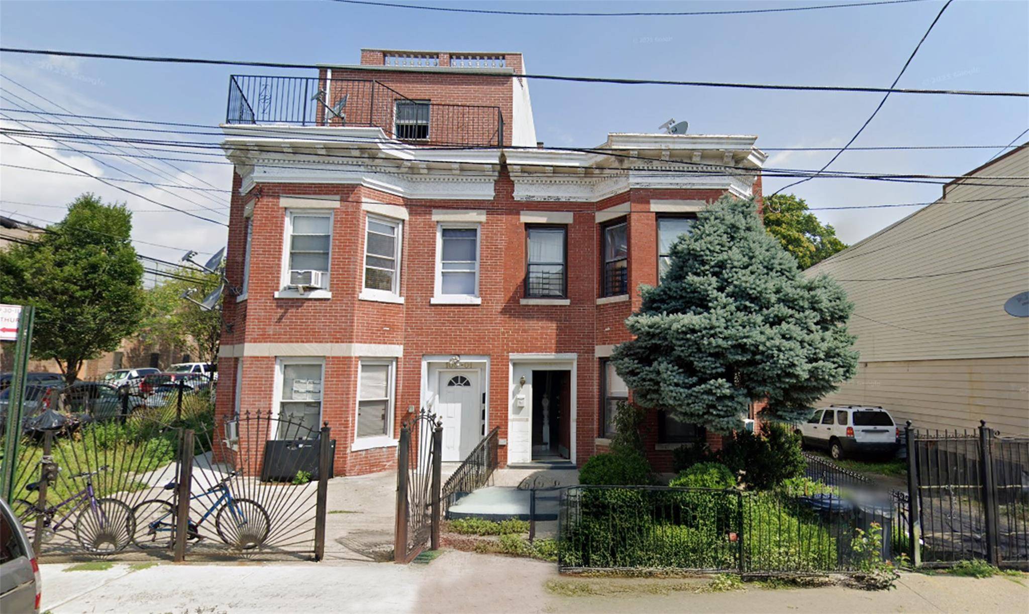 Corona Prime Location, Excellent Investment Property.