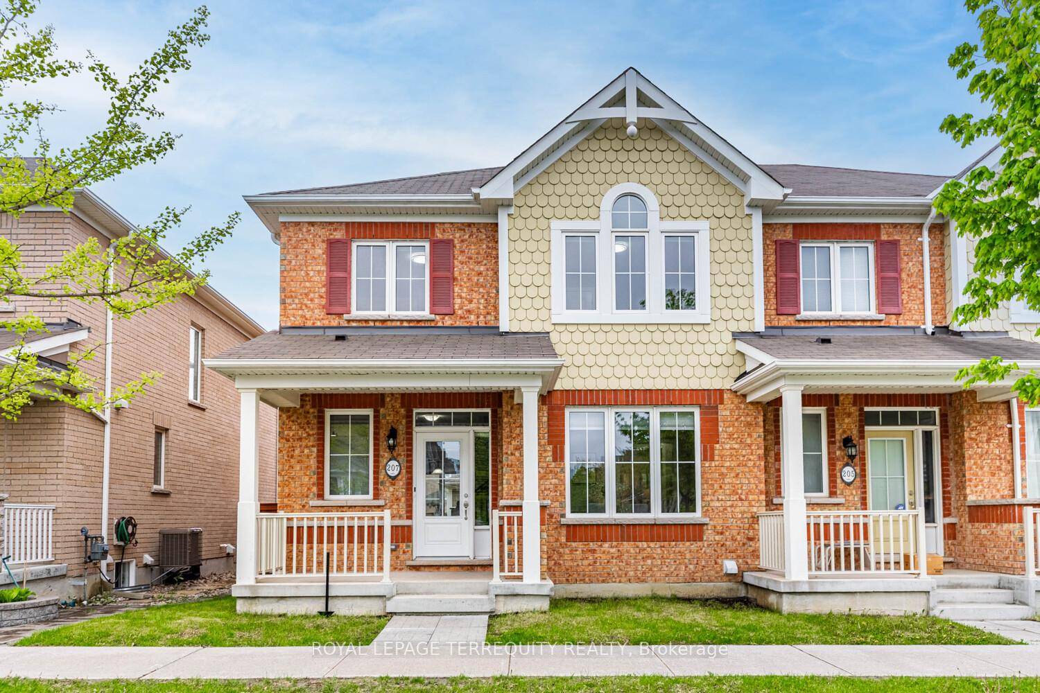 Beautiful Ballantry Green Feature Home.