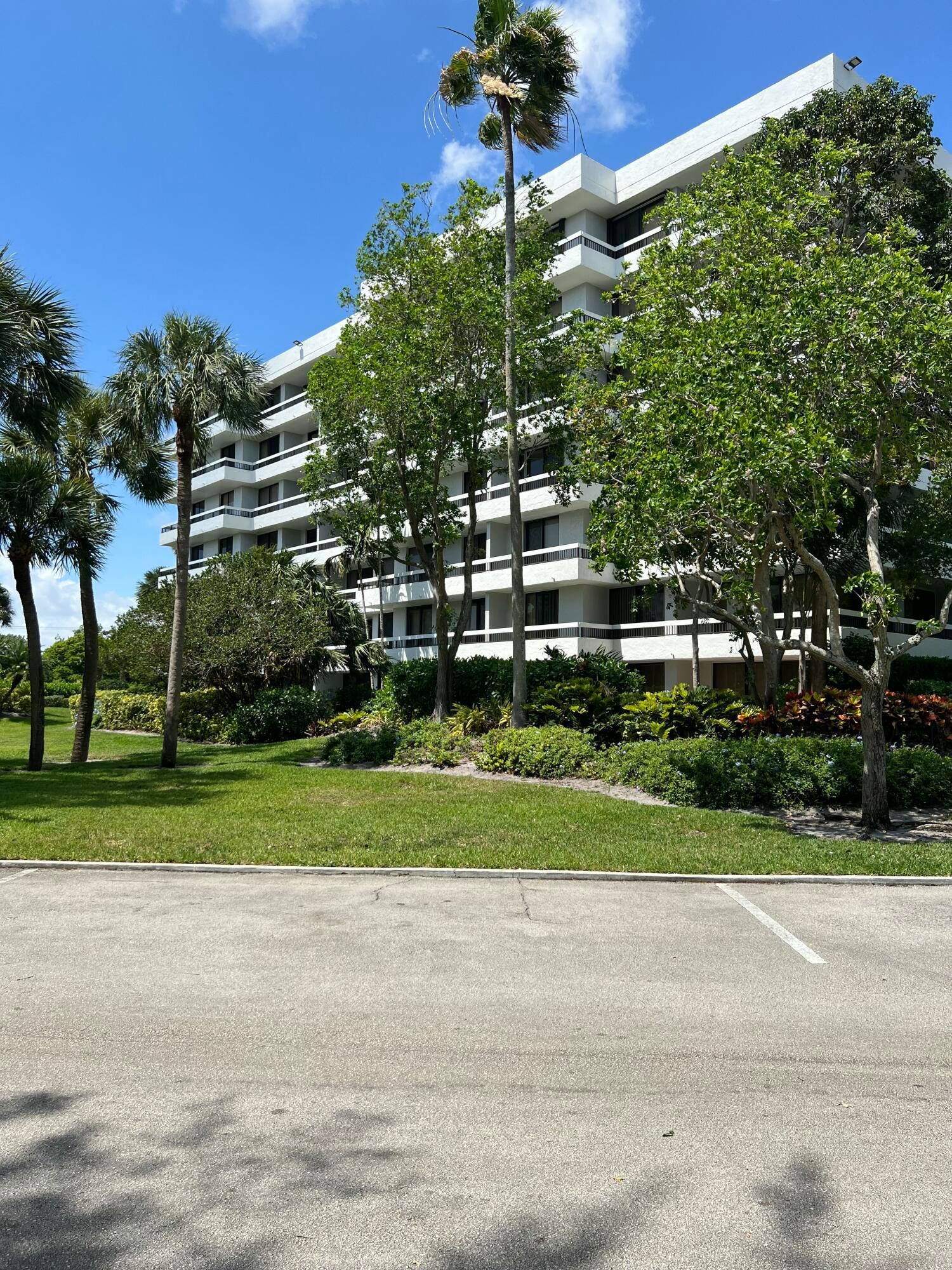 Beautifully upgraded 2BR 2BA condo in the desirable La Residence, Boca Raton.