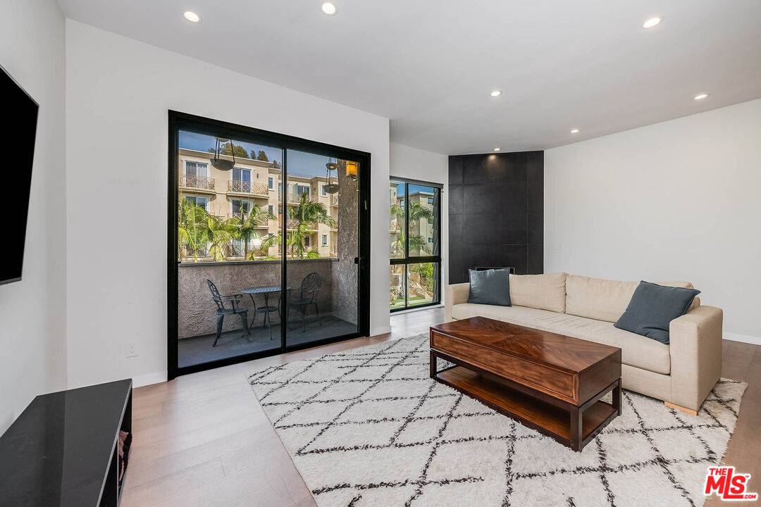 2307 Fox Hills Dr 2BR La