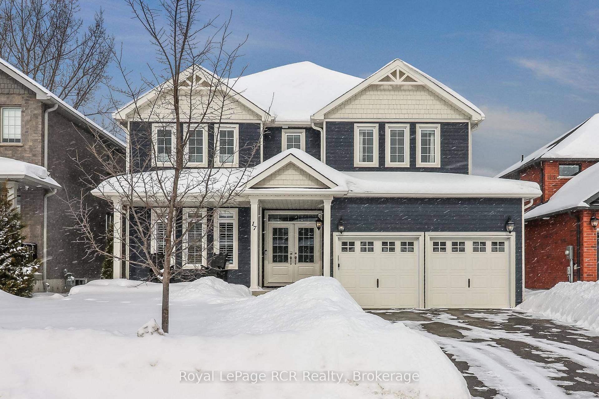 Welcome to 17 Gilpin Crescent, a beautifully designed family home perfectly positioned with a private backyard in the desirable Mountaincroft neighbourhood of Collingwood.