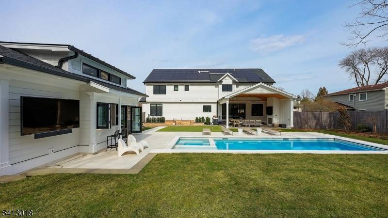 Welcome home to this fantastic property on Rising Way on the North Side of Westfield !