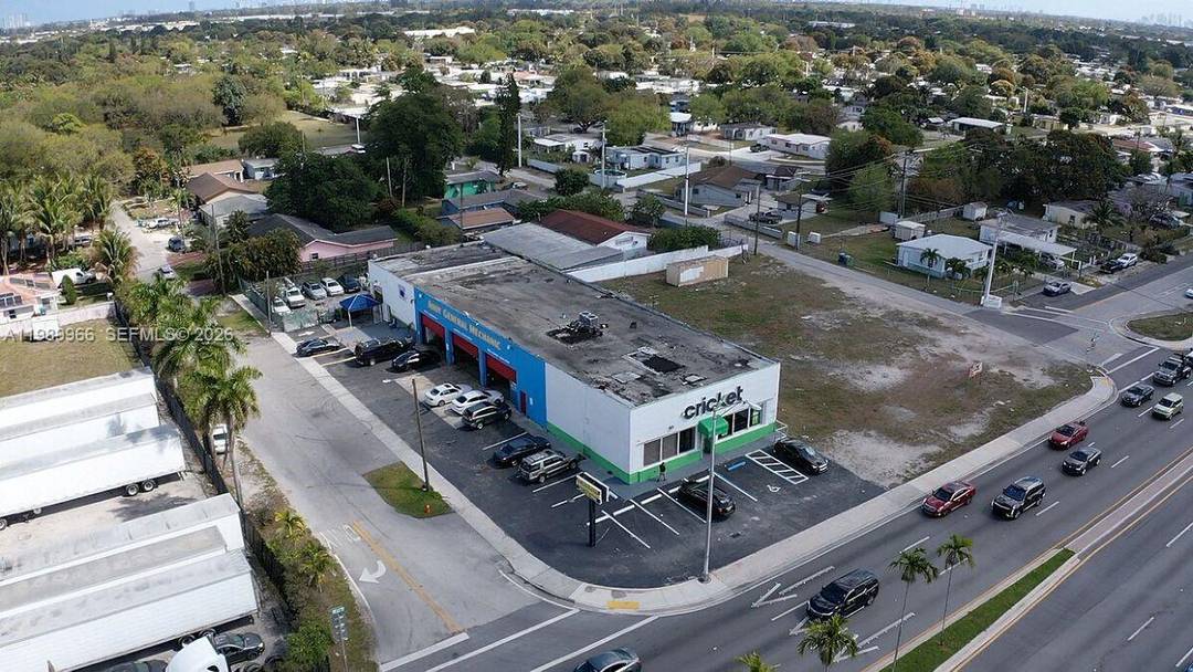 Rare high exposure flex industrial retail asset positioned on a signalized corner along NW 27th Ave, one of Miami Dade s busiest corridors with 75, 000 100, 000 vehicles passing ...