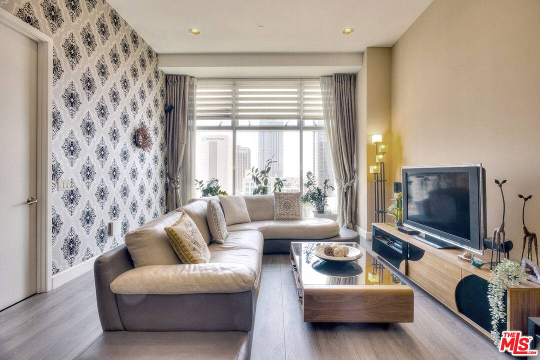 3223  W 6th St 2BR La