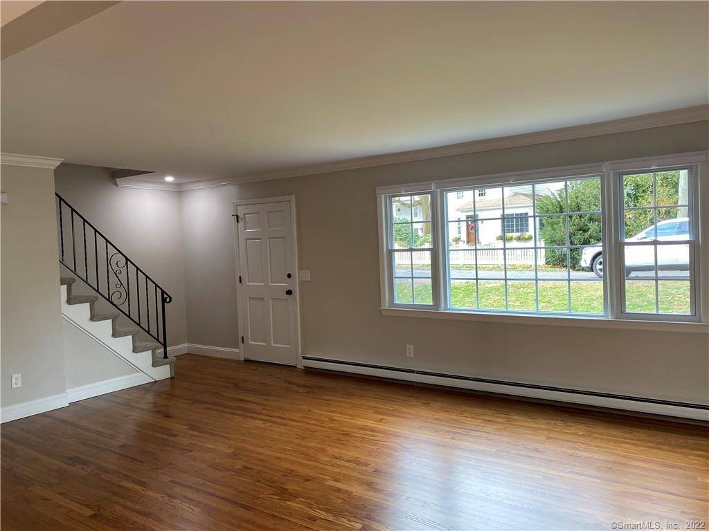 Recently renovated 3 bedroom townhouse, walking distance to town, train, shops and restaurants !