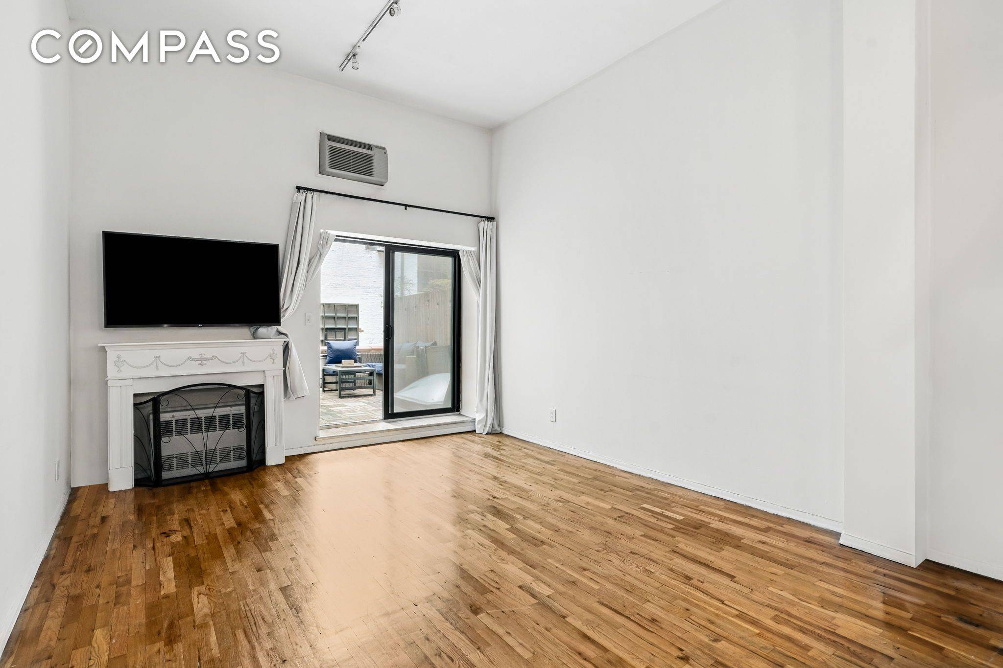 No Brokerage Fee. This extra large studio in a pre war Greenwich Village doorman building offers a private terrace, 11 foot ceilings, a windowed eat in kitchen, a separate sleep ...