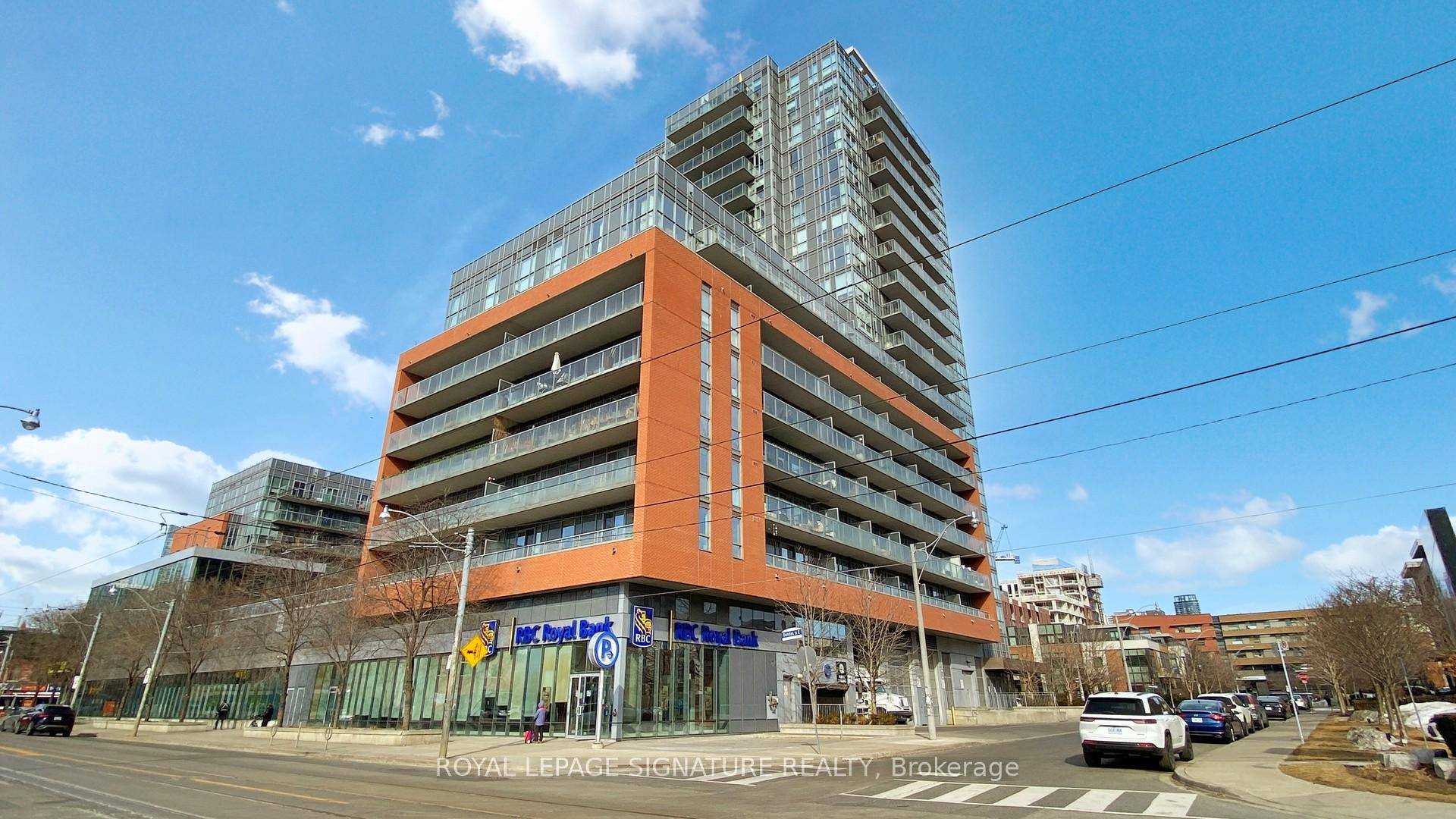 Experience Breathtaking Panoramic Views From This Luxurious Penthouse, Featuring Unobstructed Sweeping South FacingCity And Lake Views From Both The Living Room And Bedroom, Making Every Sunrise And Sunset A Spectacle ...