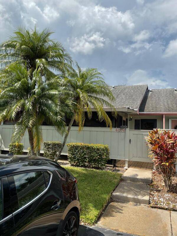 Attention investors ! This 2 bedroom, 2 bathroom single story villa in the heart of Jensen Beach offers an open layout with tile and laminate flooring, a galley style kitchen, ...
