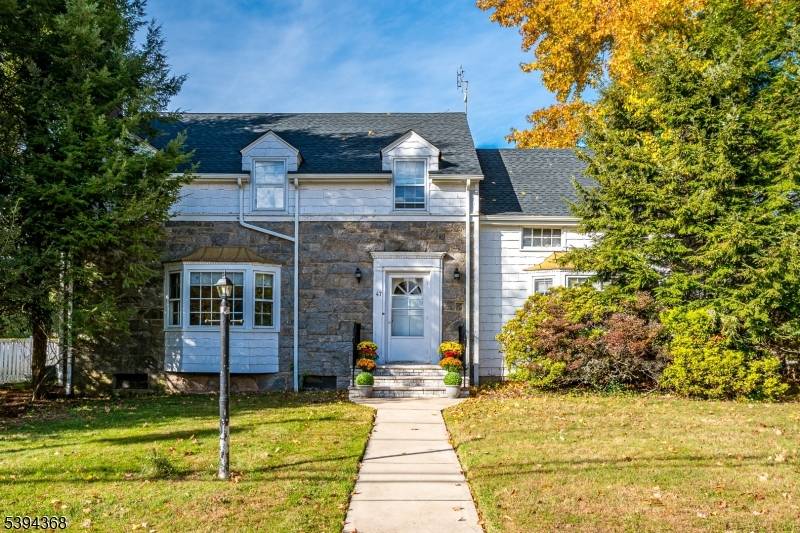 Beautiful Traditional Colonial in Oak Hills Section of Metuchen.