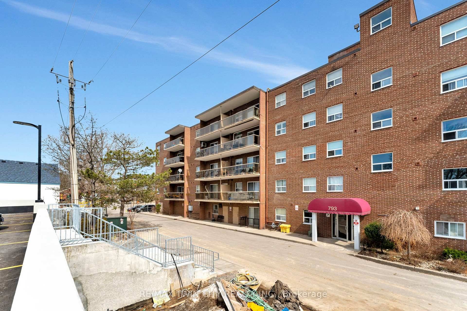 Welcome to 207 793 Colborne Street in the City of Brantford !