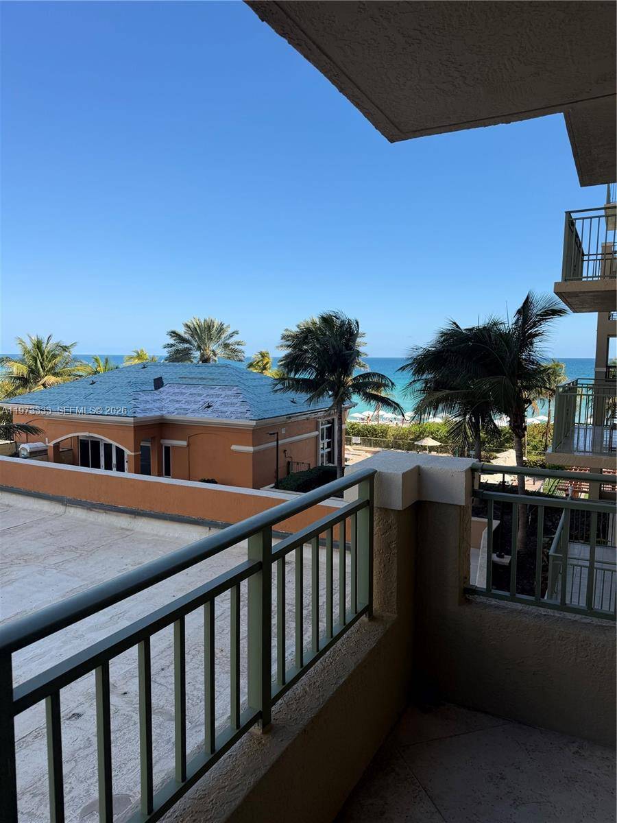 THIS EXCEPTIONAL APARTMENT FOR SALE OFFERS A PARTIAL OCEAN VIEW IN A PRIME LOCATION.