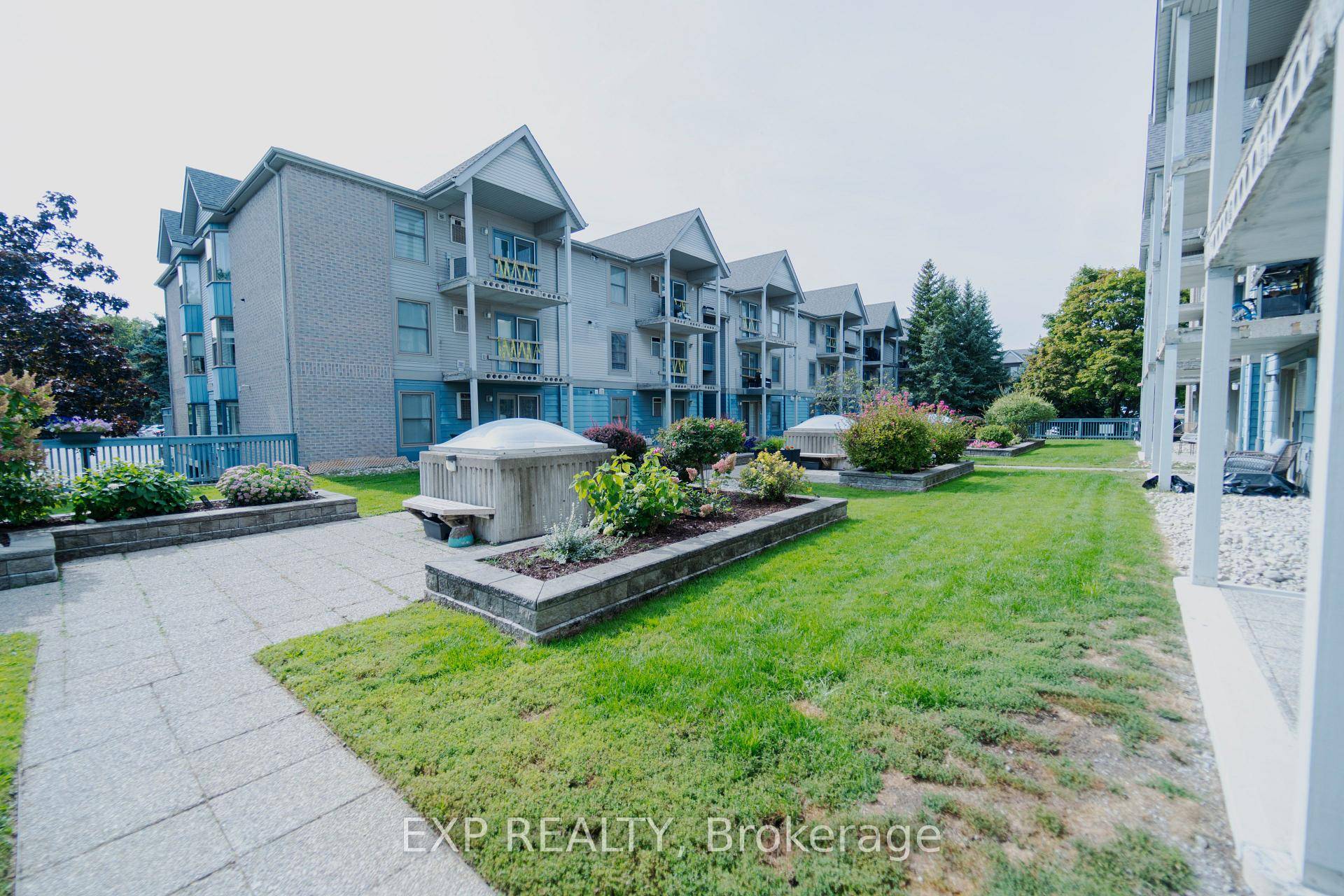 Spacious 2 bedroom, 2 bathroom corner condo with 1000 sq ft in one of Burlington's most desirable neighbourhoods.