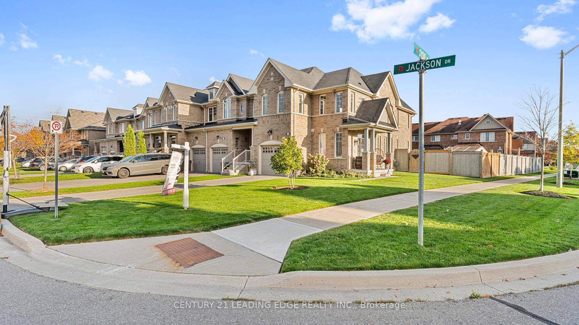 Your new home awaits ! Step inside this stunning end unit townhome with spectacular curb appeal, oversized, spacious backyard and an abundance of natural light throughout.