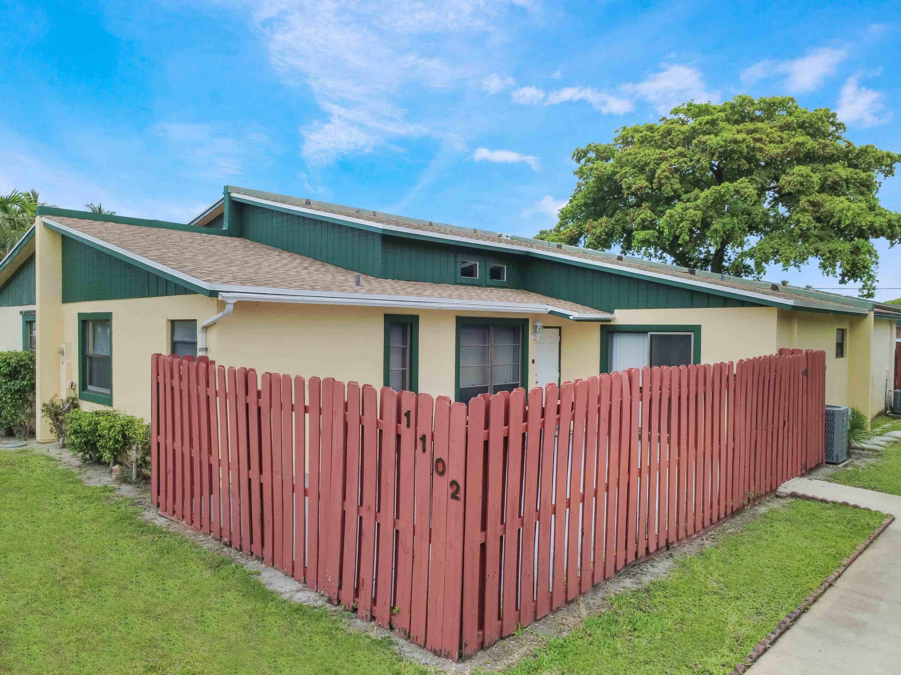 NEW ROOF, NEW APPLIANCES, COMPLETLY RENOVATED UNITThis completely upgraded villa is nestled in the heart of Palm Springs, Special Features Bright airy living space Modern brand new kitchen with Quartz ...