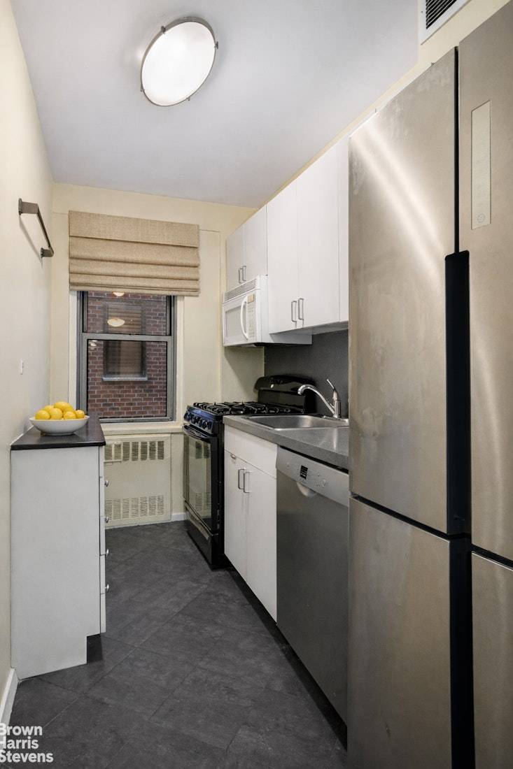 Welcome to 5R at Sutton Gardens, a beautifully renovated one bedroom, one bathroom home in a classic mid century co op located in the heart of Sutton Place.
