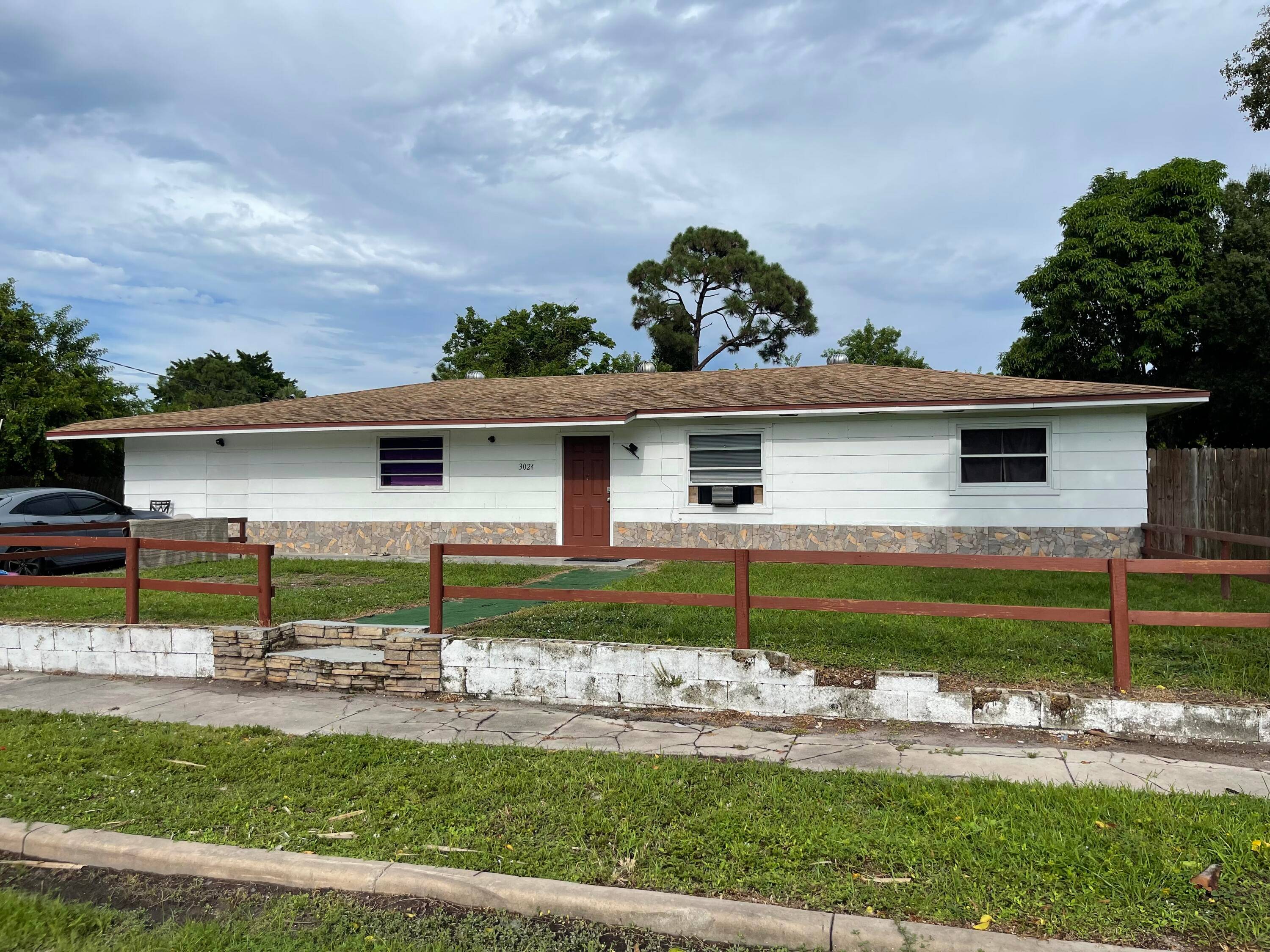 Prime investment opportunity at 3024 W Dixie Blvd, Fort Pierce !