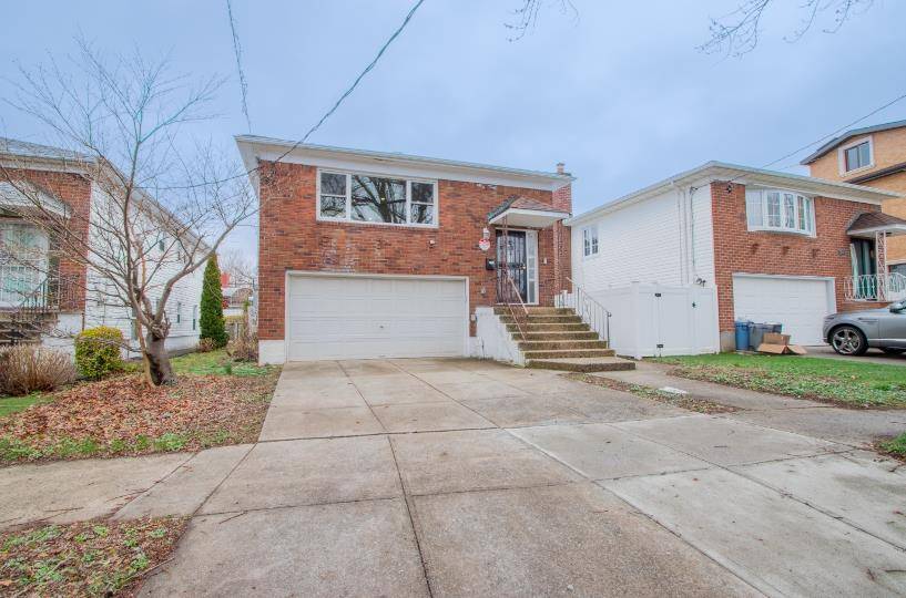 Showing Today ! Beautifully renovated 3 bedroom and 2 1 2 bathroom home in the heart of Fresh Meadows, just steps from shopping, restaurants, synagogues, and express buses to Manhattan ...