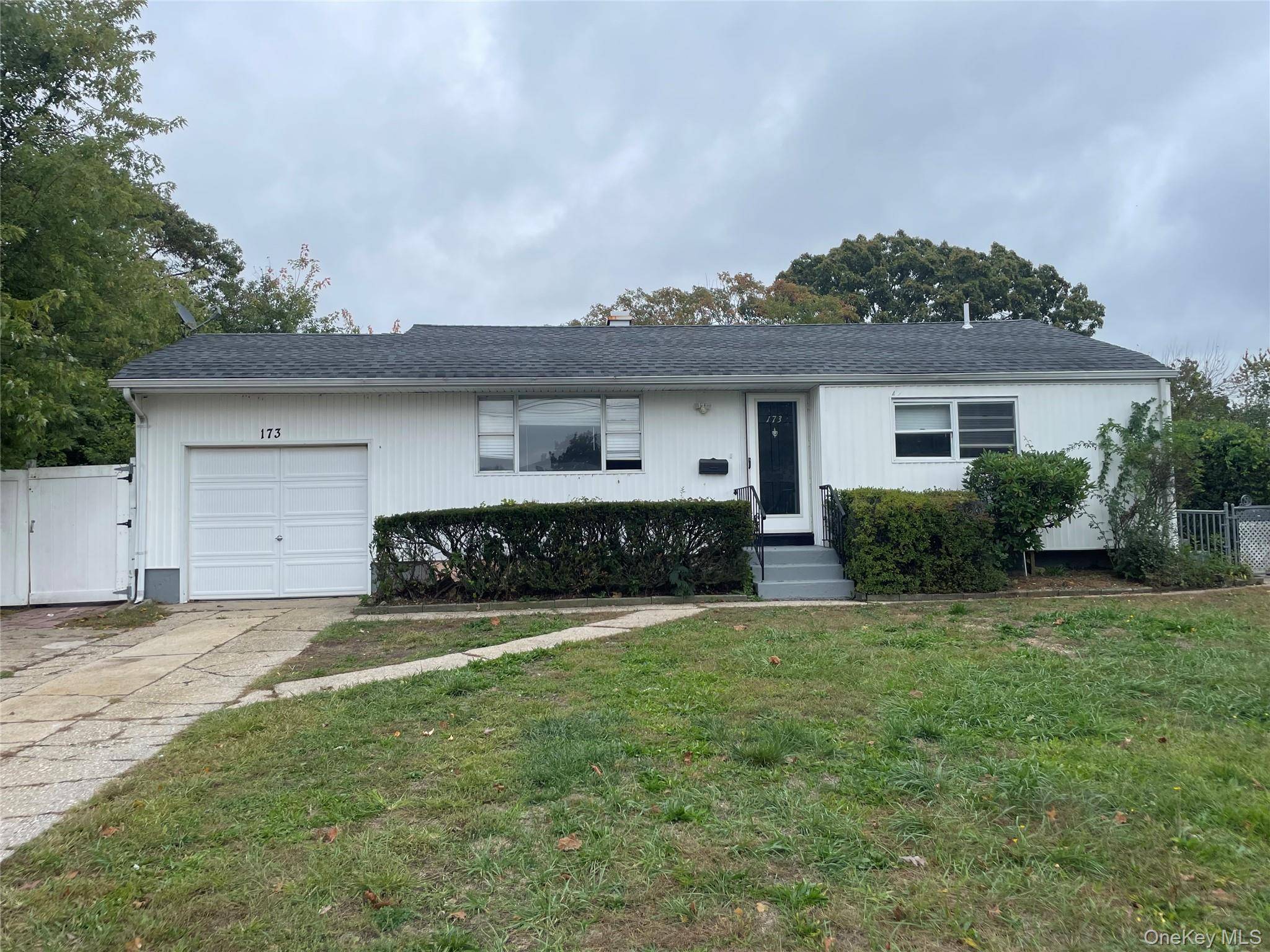 Welcome to this Beatifull spacious Ranch Located in Central Islip.