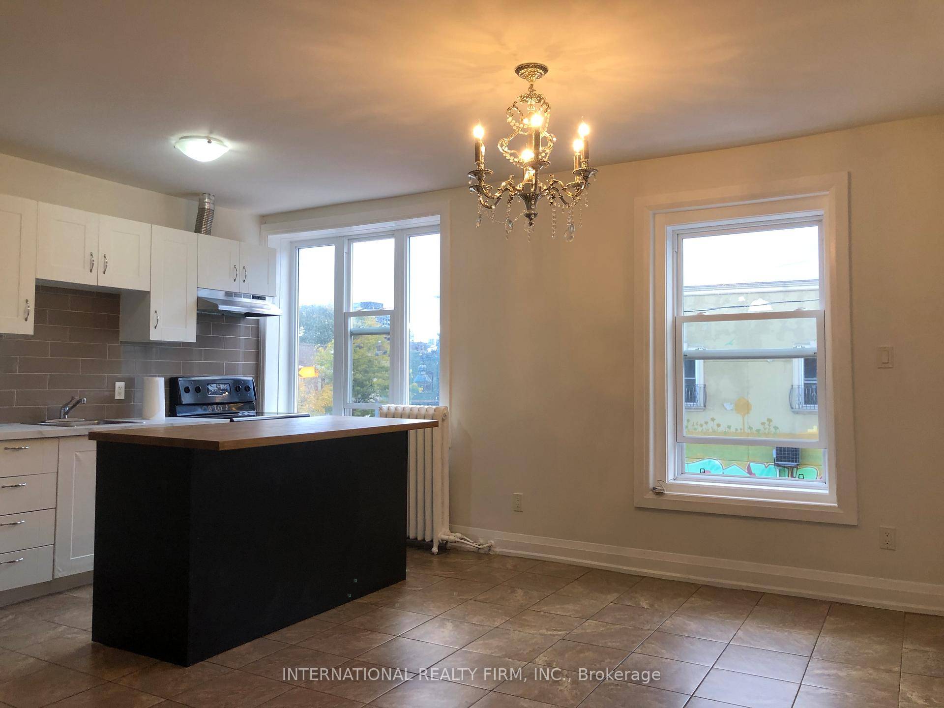 Spacious and bright 2 bedroom apt available for lease !