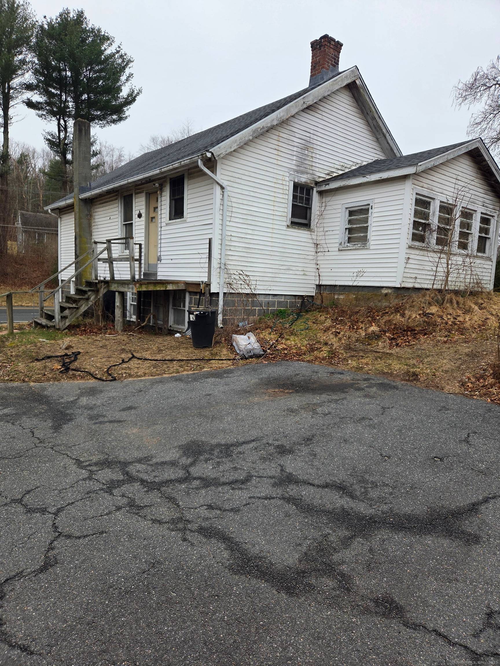 Has brand new roof and new main water pipe.