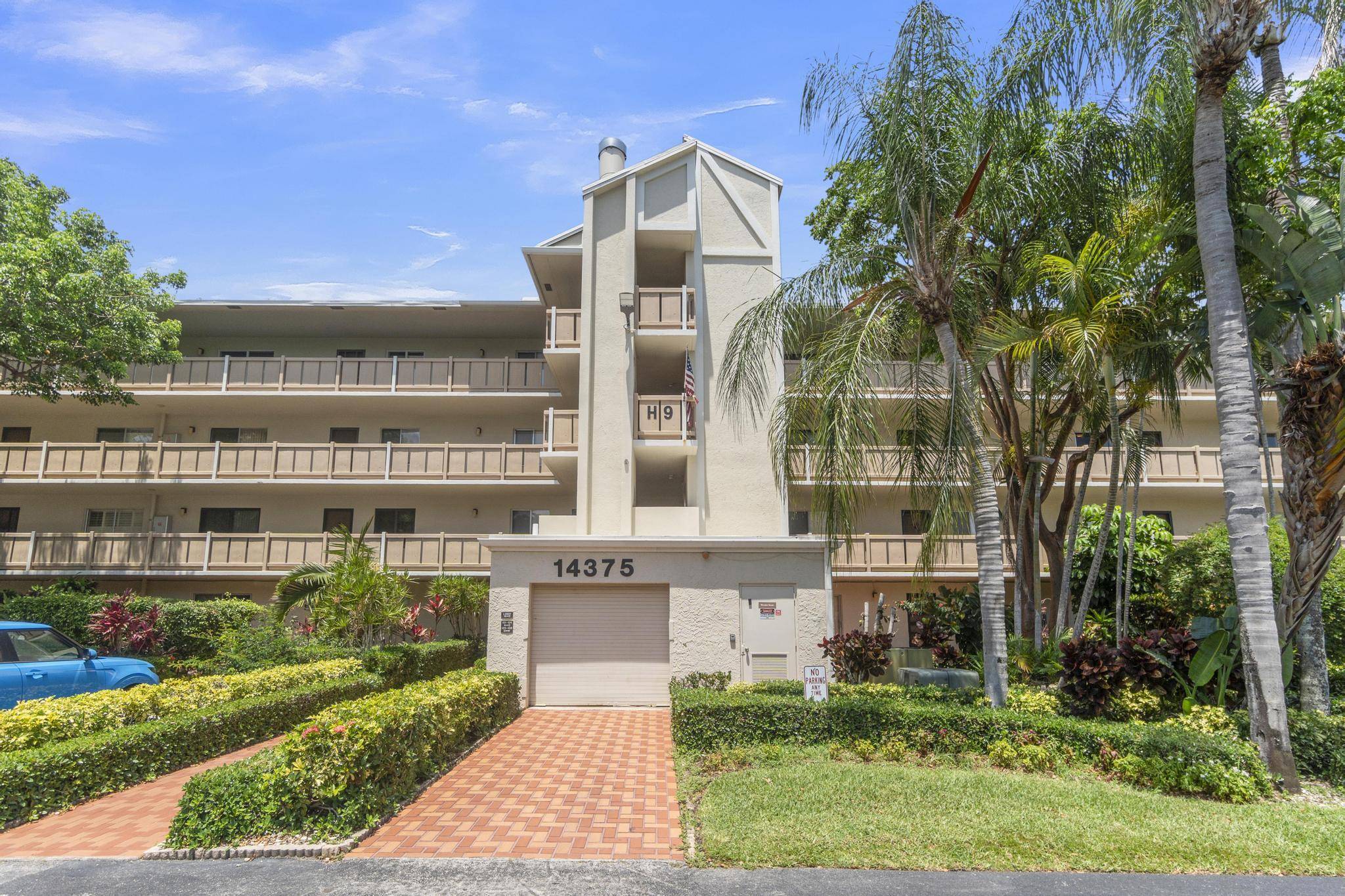 Lovely condo in the prime section of Huntington Lakes.